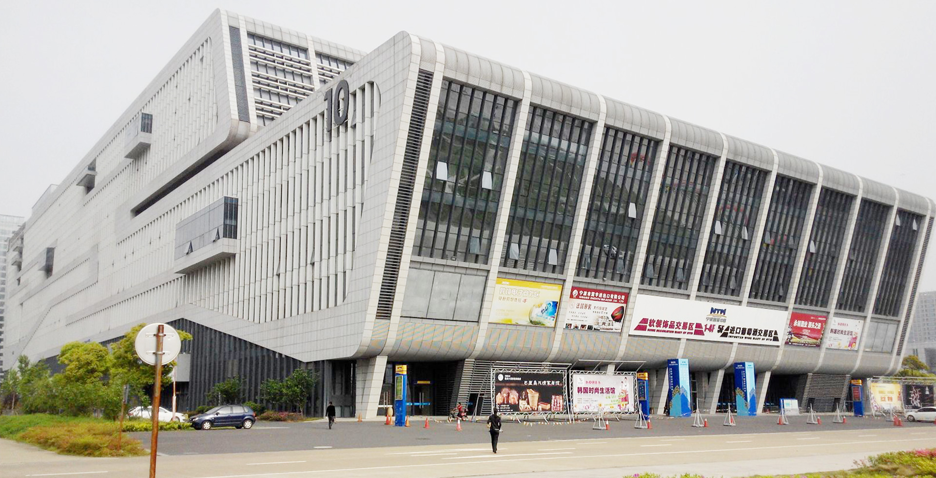 寧波國(guó)際會(huì)展中心10號(hào)館幕墻工程南區(qū)，東區(qū)2009年（16000平方）